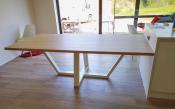 Tafel met metalen onderstel