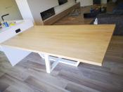 Tafel met metalen onderstel